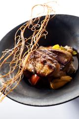 Le foie gras poêlé, légumes et bouillon safrané, coques et moules de Matthieu Garrel au Bélisaire,...