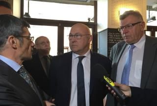 Michel Sapin, ministre de l'Économie et des Finances, et Christian Eckert, secrétaire d'État au...