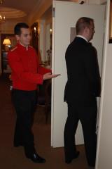 Pantalon noir sur veste rouge brodée à col Mao, Benoît Paty est liftier au restaurant étoilé Chez...