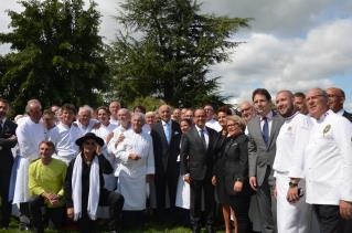 Autour du président de la République, Laurent Fabius, le secrétaire d'Etat Mathias Feckl, et un...