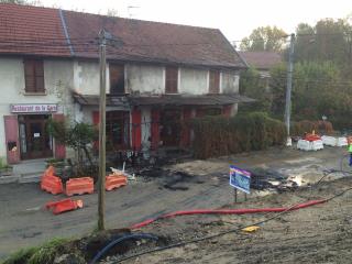 Le Café de la Gare a rouvert sa table. Mais les traces de l'incendie sont encore bien visibles