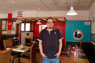 Marc Stacey dans son restaurant redécoré par la production de Cauchemar en cuisine, dans un style...