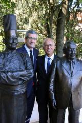 Dominique Giraudier et Hervé Fleury, aux côtés des statuettes de Paul Bocuse et GGérard Pélisson à...