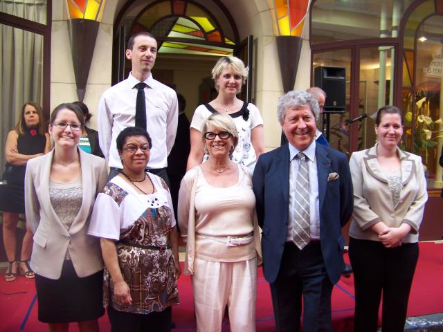 Roland et Marie-Claude Bernard, entourés de leur équipe, lors de la fête organisée pour les 20 ans de l'hôtel