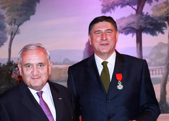 Jean-Pierre Raffarin a remis les insignes de chevalier dans l'ordre national de la Légion d'honneur à Didier Le Calvez.