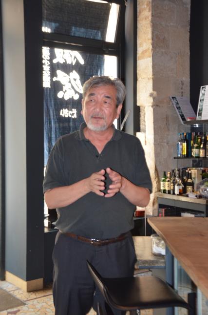 Toshiro Kuroda Issé dans l'espace restaurant-dégustation qu'il a créé.