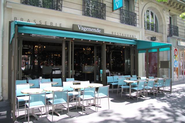 Une terrasse moderne, autorisant la vue sur le décor historique.