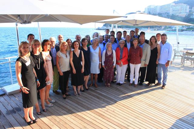 La délégation de trente-cinq propriétaires et responsables de grands châteaux bordelais réunis sur la Côte d'Azur le 6 juillet 2012.