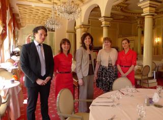 Equipe jeune dans la  salle à manger du Splendid  autour de Viviane Dubreuil : Antoine Laurent, ...