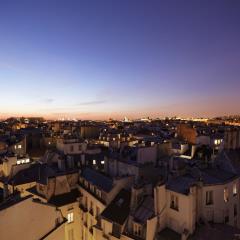 'À Paris, l'hôtel Holiday Inn de Notre-Dame et sa terrasse avec vue unique sur les toits de la...