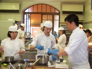 Les élèves japonais mettent en pratique leur connaissance dans les cuisines du restaurant...