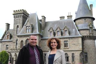 Devant le château de Ker Stears, Sébastien Thomas et Isabelle Demeure