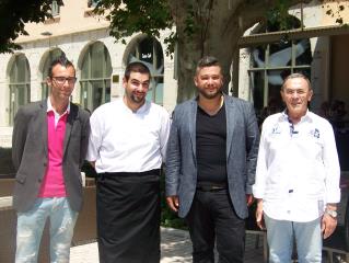 De gauche à droite : Sébastien Laumond, le directeur de Testa Café, le chef Nathaniel Abihssira, le...