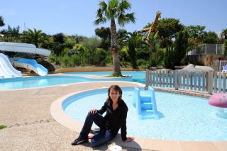 Laurence Rouzic au bord de l'espace aquatique qui souhaite continuer à faire évoluer le camping et...