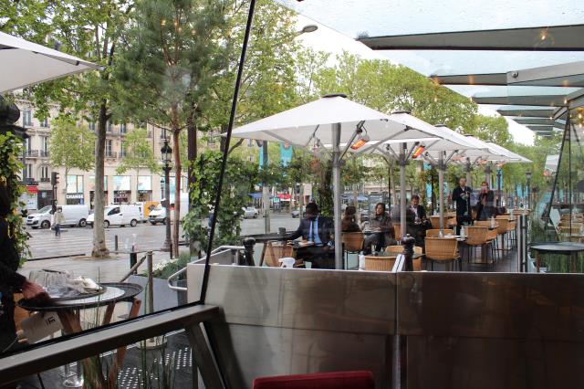 Le 19 mai, la terrasse du Drugstore a attiré les Parisiens malgré les averses…