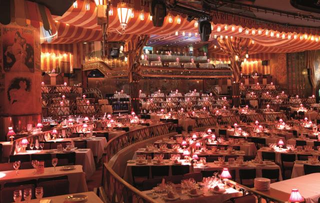 La salle du Moulin Rouge peut accueillir 850 visiteurs dont 450 pour dîner