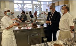 Jérôme Kohn directeur et Frédéric Boru professeur avec un apprenti BTM pâtissier - chocolatier -...