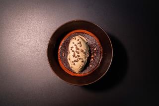 Souvenir d'un chocolat chaud est le dessert signature de Bapstiste Renourd, chef 1 étoile Michelin...