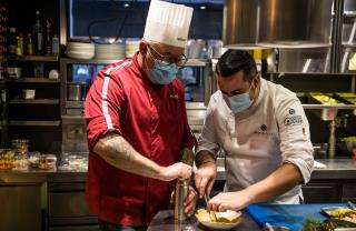 Antonio Stracquadaino, chef cuisinier de Becquerel, et Olivier Da Silva de l'Odas préparent une...