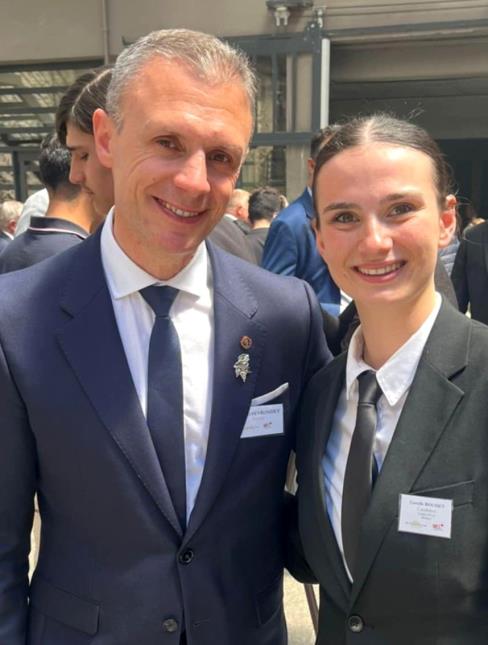 Camille Rouhet a reçu les félicitations de Manuel Peyrondet, parrain du concours 2025.