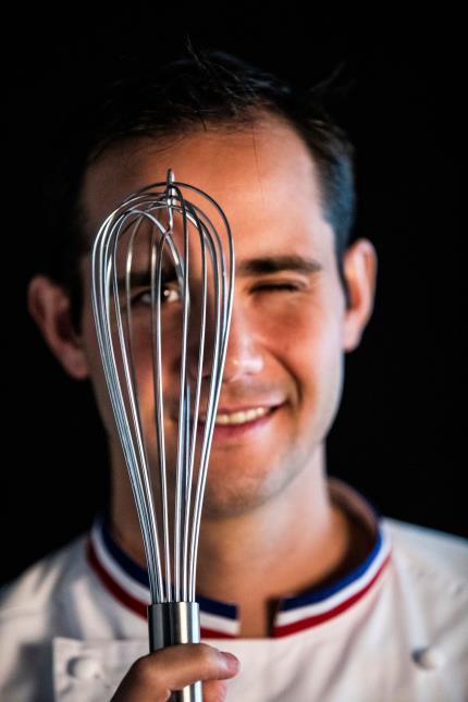 Patrice Ibarboure, MOF pâtissier, signe les desserts du restaurant des Frères Ibarboure, une étoile à Bidart (64), entouré d'une équipe de 8 pâtossiers. 