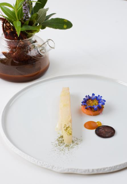 Saint-pierre nacré, figatellu grillé, curcubitacé, jus cordé à la soubressade.