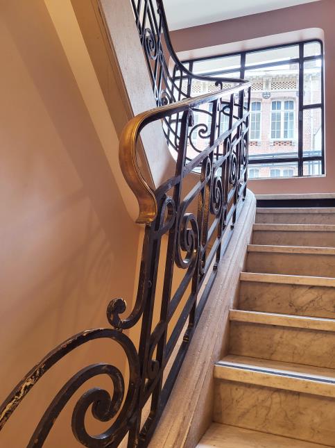 L'escalier en marbre du bâtiment Art déco a été restauré