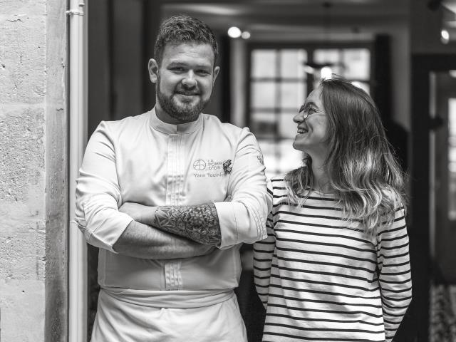 Yann Tournier et Justine Heuzé ont racheté le fonds de commerce de La Pomme d'Or en 2022. Trois ans plus tard, ils obtiennent une étoile Michelin.