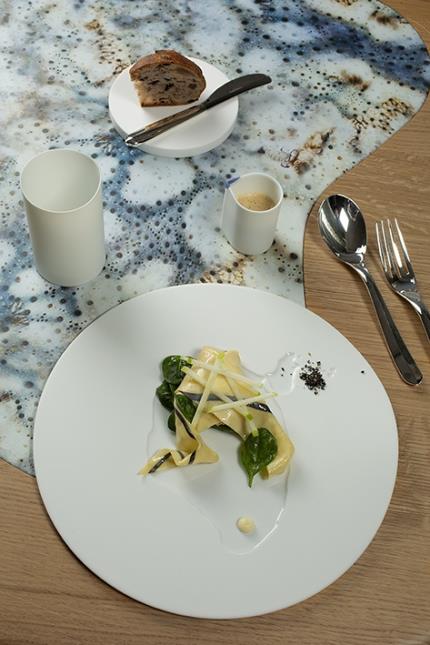 Dans le restaurant Onor de Thierry Marx, pas de nappe sur les tables, mais une photo de carapace de crabe bleu imprimée sur du cuir. Ce qui en fait un revêtement à la fois esthétique, résistant et doux au toucher.