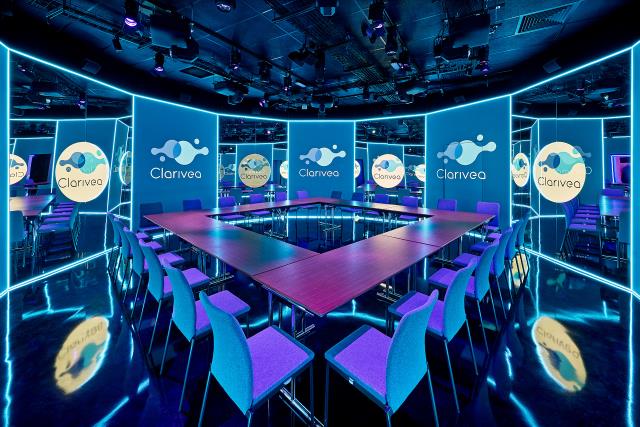 La salle dodécagonale Round Room posséde six murs de projections et six murs miroir 