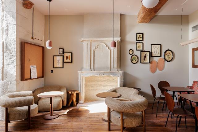 La réception a été remplacée par un grand espace à vivre, comme à l'hôtel du Cloitre, à Orléans.
