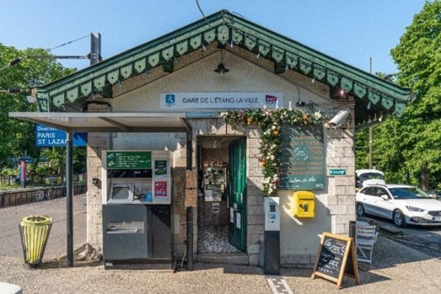 Le restaurant "Aux Quais" dans la petite gare de l'Etang-la-Ville