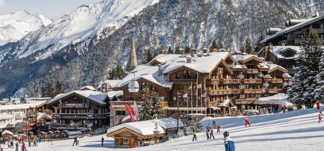 L'hôtel Les Grandes Alpes, à Courchevel 1850. L'enchevêtrement des toitures, la proximité des établissements voisins et l'épaisse couche de neige complexifient le travail des secours