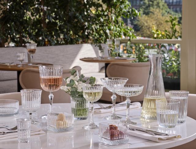 La collection Joy de Pasabahce est composée de douze verres : six verres à pied et six verres à whisky.