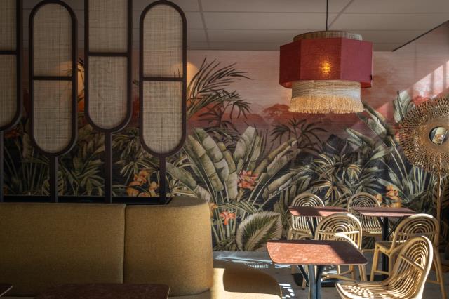 Le lobby de l'Oceania Hotel de Lyon fait la part belle au végétal.