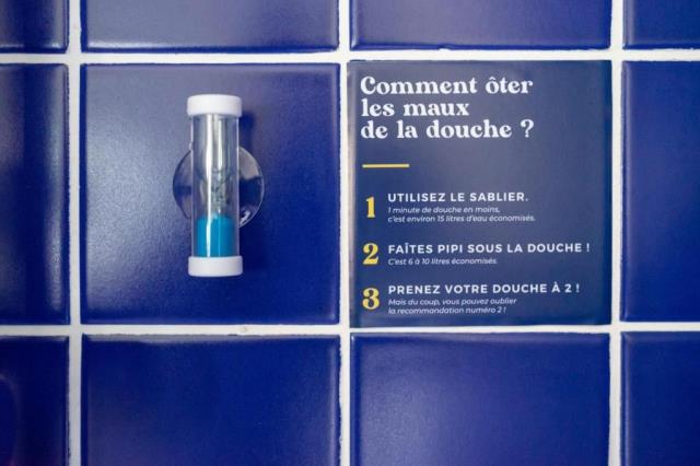 L’hôtel Demain, à Nantes, a opté pour des sabliers de douche. Une démarche qui permettrait de limiter de 15% la consommation d’eau de douche.