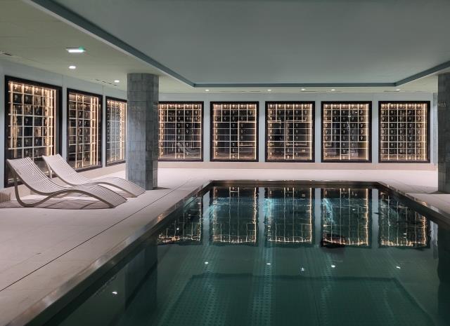 La piscine en inox du spa a été creusée dans l'ancienne salle des coffres.