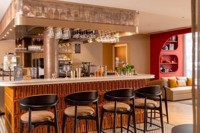 Le bar du restaurant Clodette, au rez-de-chaussée de l'hôtel Belinda
