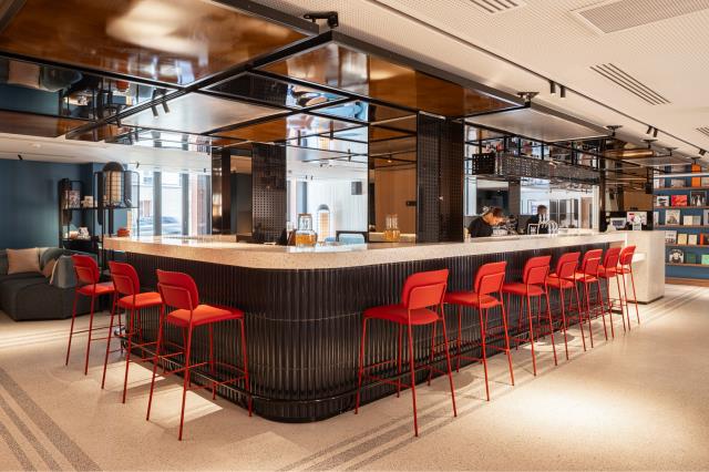 Le bar du Tribe Paris Pantin, signature de l'enseigne. 