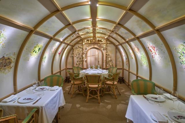 Le chef triplement étoilé Alain Passard transforme L’Arpège en restaurant végétal.