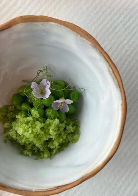 Une recette de John Argaud, restaurant Lore Ttipia - Petits pois de chez Paul, livèche, granité sapin