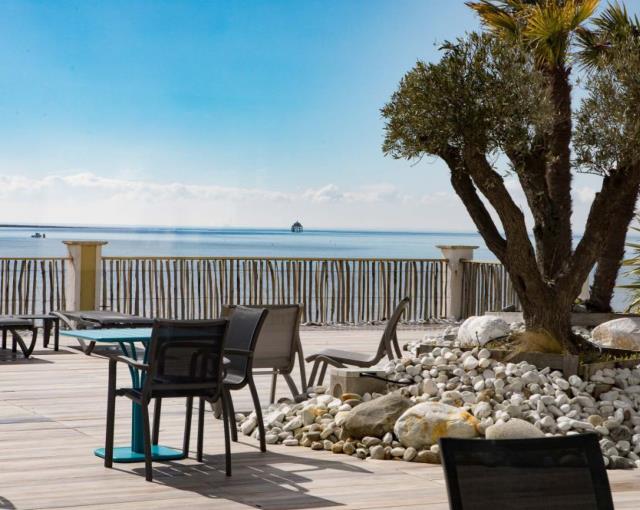 La terrasse panoramique de l'hôtel Les Brises, à La Rochelle. 