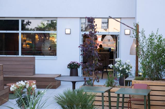 Le restaurant le Patio s'ouvre sur le jardin-terrasse de l'Oceania Hotel de Lyon