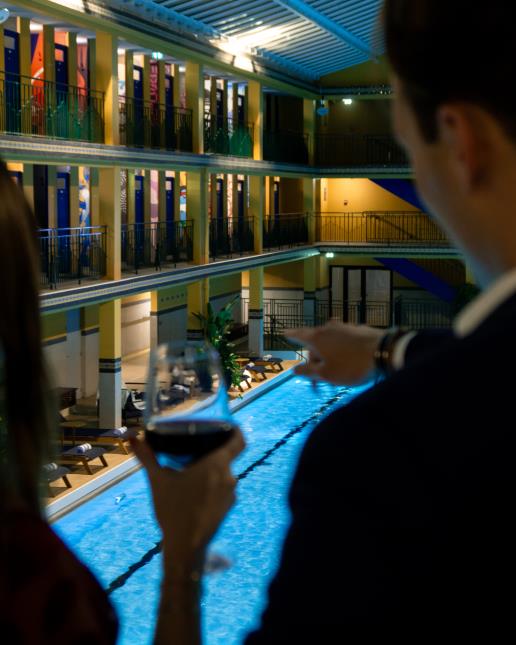 Un dîner gastronomique avec vue sur la piscine sera proposé aux convives, avant le bain de minuit dans la piscine olympique de l'hôtel Molitor. 