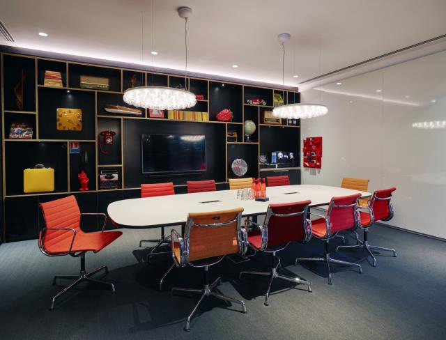 « Les lignes des assises ergonomiques s’adoucissent, pour convenir à des univers hybrides », observe Nathalie Ménardais, directrice marketing de Sokoa, fabricant de mobilier de bureau. Ici : salle de réunion de l'hôtel Citizen M Paris Gare de Lyon.