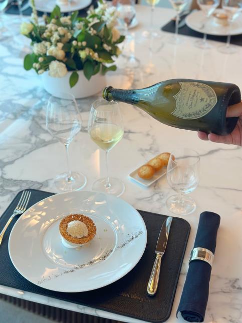 Glace au thé fleur de Geisha et citron caviar. Un dessert servi avec un Dom Pérignon 2009.