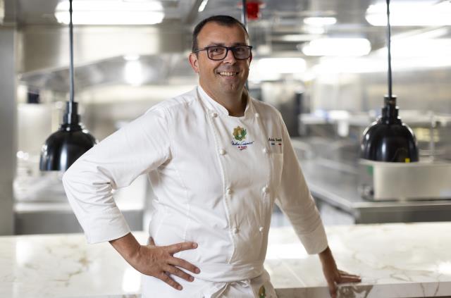Directeur culinaire exécutif au sein de la compagnie Oceania Cruises, Alexis Quaretti a passé son adolescence sur l’île de la Réunion. Une expérience qui va lui donner le goût des voyages...