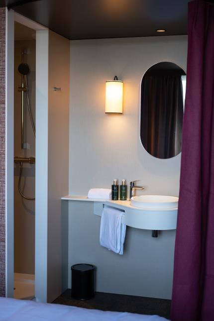 Une salle de bains de l'Oceania Hotel, sans faience ni joints pour garantir un entretien plus simple