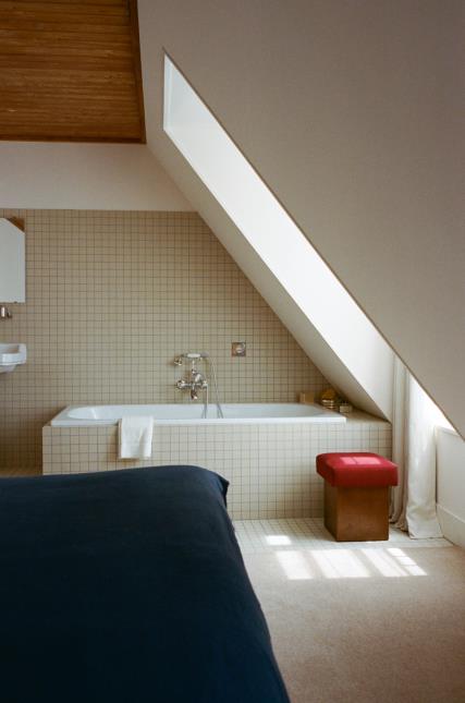 Salle de bains d'une des chambres mansardées de l'hôtel Massé. 