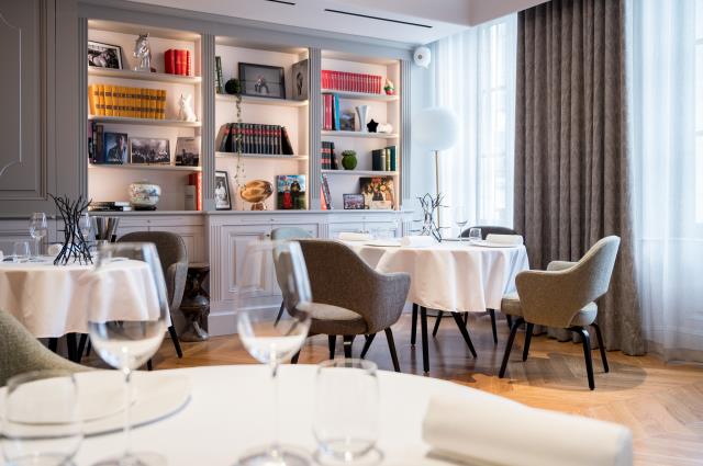 La salle du restaurant au dernier étage de Maison Nouvelle - un cadre intimiste pour une expérience immersive.
